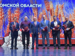 Виталий Хоценко вручил передовикам сельского хозяйства и перерабатывающей промышленности региона 16 автомобилей
