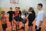 Тевризские ребята выполняют упражнения по воркауту