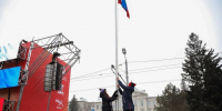 Участник СВО Александр Донских поднял флаг России на церемонии открытия Рождественского полумарафона - Газета Правда севера
