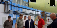 Анатолий Серышев ознакомился с процессом сборки пассажирского авиалайнера МС-21 на Иркутском авиационном заводе - Газета Правда севера