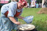 4 литров теста ушло для приготовление оладий в День Тевриза. На фото: Галина Тимошенко.