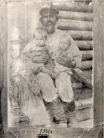 Александр Анисимович Кошуков с внуками на крыльце своего дома, 1900 г.
